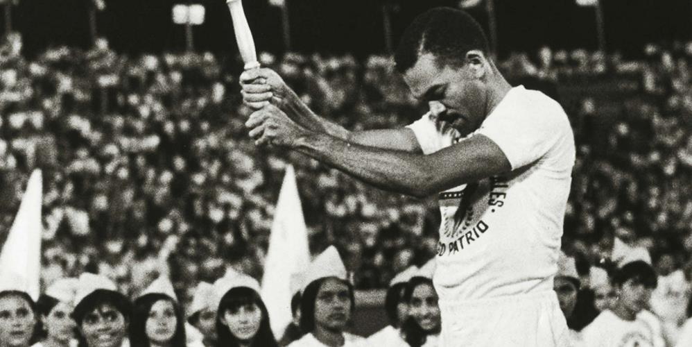 El atleta venezolano Asnoldo Vicente Devonish Romero lleva la llama olímpica entre sus manos