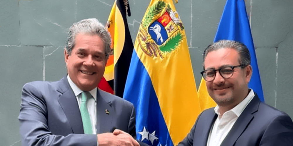 Jorge Nogueroles y el alcalde de Baruta Darwin González durante el acto de premiación de Baruteño Ejemplar