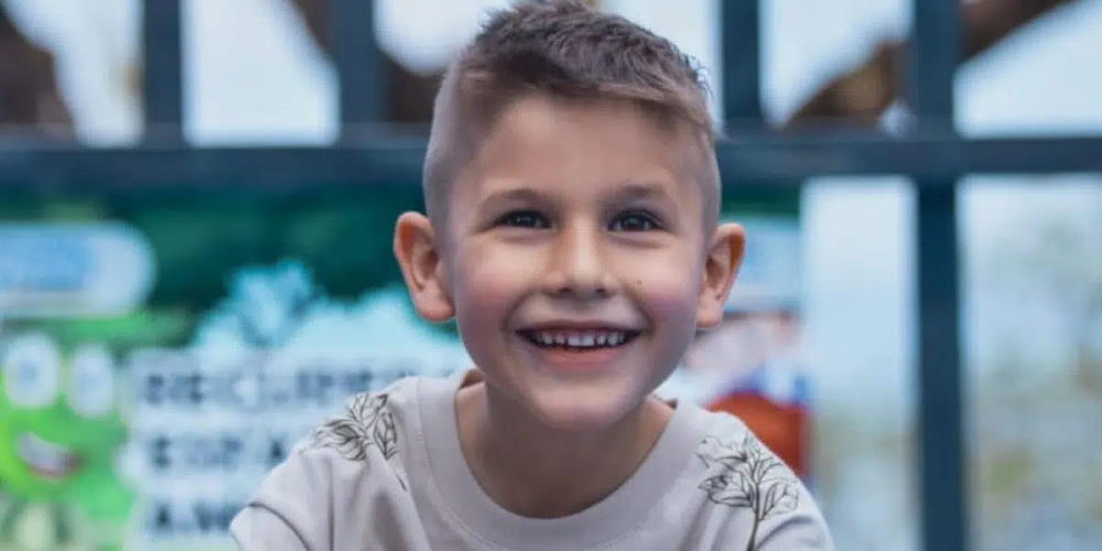 El niño Mateo Gabriel Pérez sonrriente al ganar la medalla de plata en la Olimpiada Internacional de Geometría 2025 (IGOC)