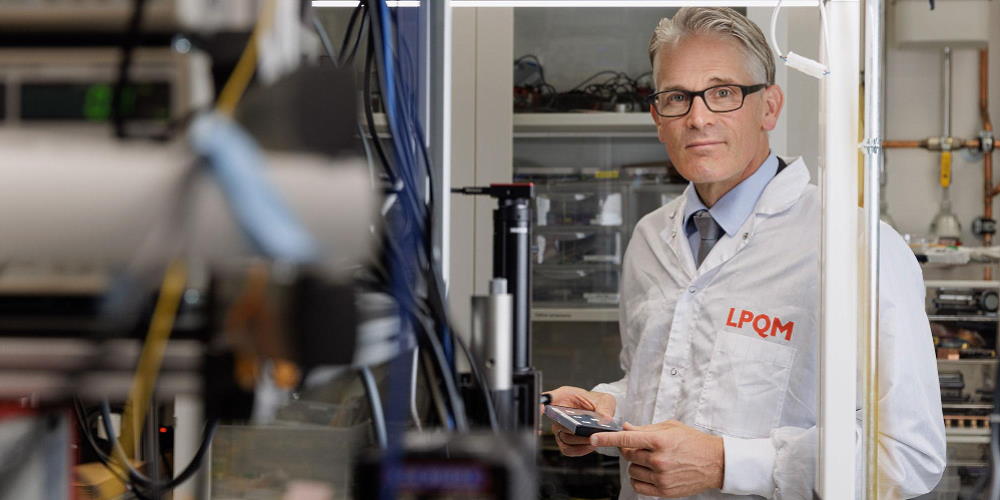 El Científico Suizo Tobias J. Kippenberg En Su Laboratorio